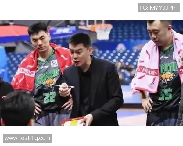 杨鸣与韩德君李晓旭合影致敬兄弟情深见证篮球时代的终结